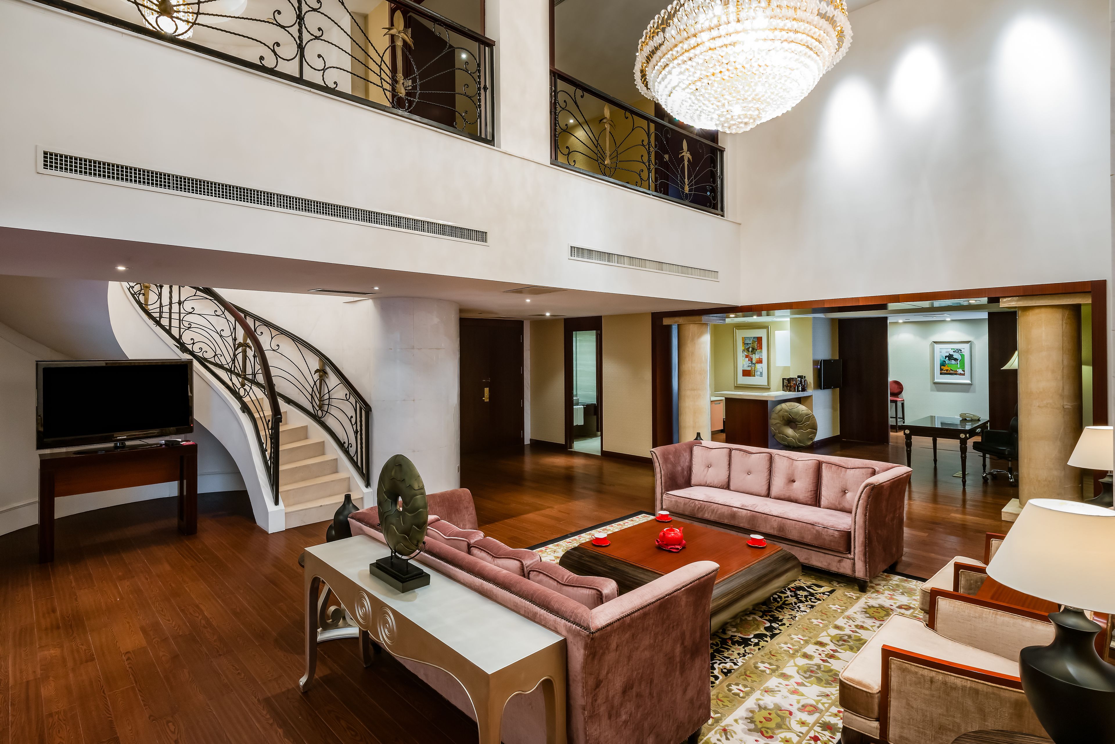 มินิบาร์, ตู้นิรภัยในห้องพัก, โต๊ะทำงาน, ผ้าม่านกันแสง