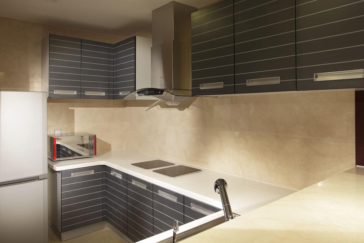 fridge, coffee/tea maker