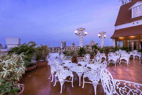 2 restaurantes, se sirve desayuno . Hotel Godwin