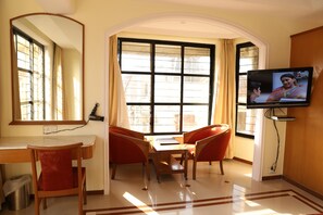 Caja de seguridad en la habitación, escritorio y cortinas blackout 