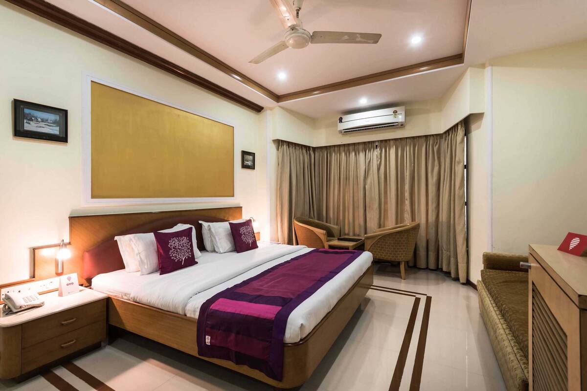 Deluxe Room | In-room safe, desk, blackout drapes, soundproofing