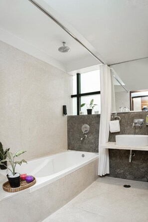 Combined shower/bathtub, deep-soaking bathtub, rainfall showerhead - Monarch Luxur (Bengaluru)