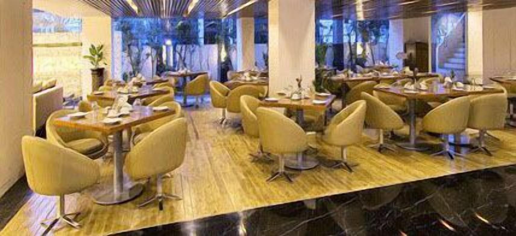 供应早餐、午餐和晚餐