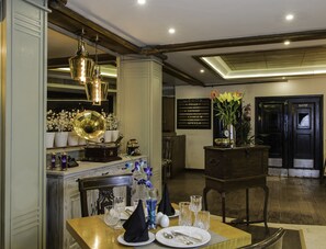 Breakfast, lunch, dinner served; Indian cuisine  - Hotel Park Residency (New Delhi)