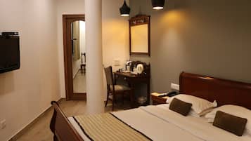 Premium Double or Twin Room, 1 Katil Kelamin (Double) atau 2 Katil Bujang (Single) | Busa memori, bar mini, peti besi dalam bilik, meja