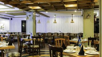 Se ofrece un desayuno continental (300 INR por persona)