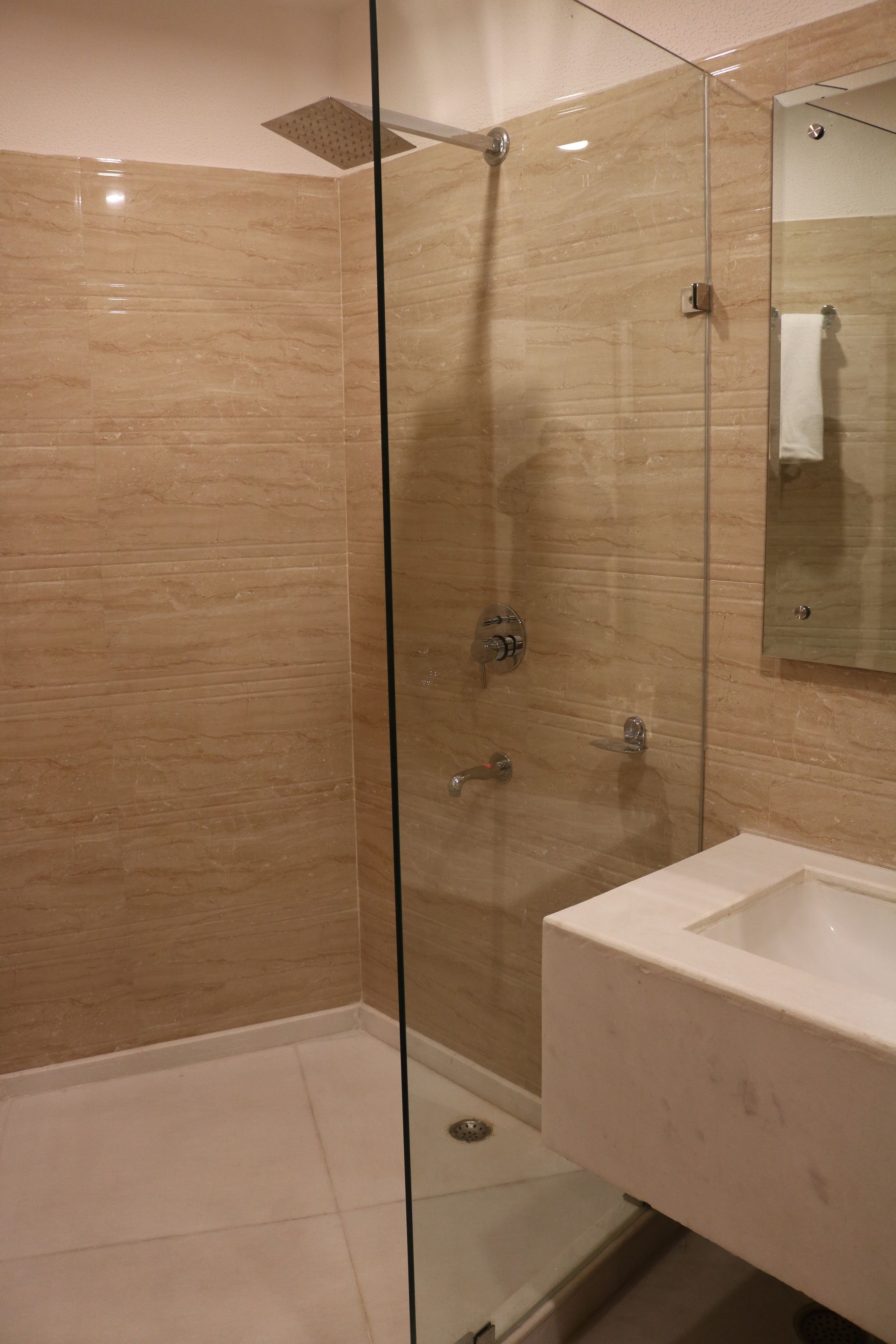 Combined shower/bathtub, free toiletries, hair dryer, towels