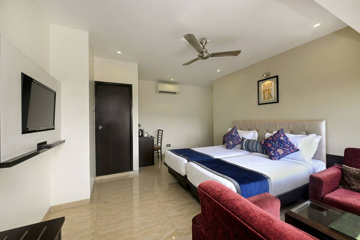 Premium room with Hi - Tea (Master Queen bed is subject to availability) | 客房內保險箱、書桌、隔音、熨斗/熨衣板
