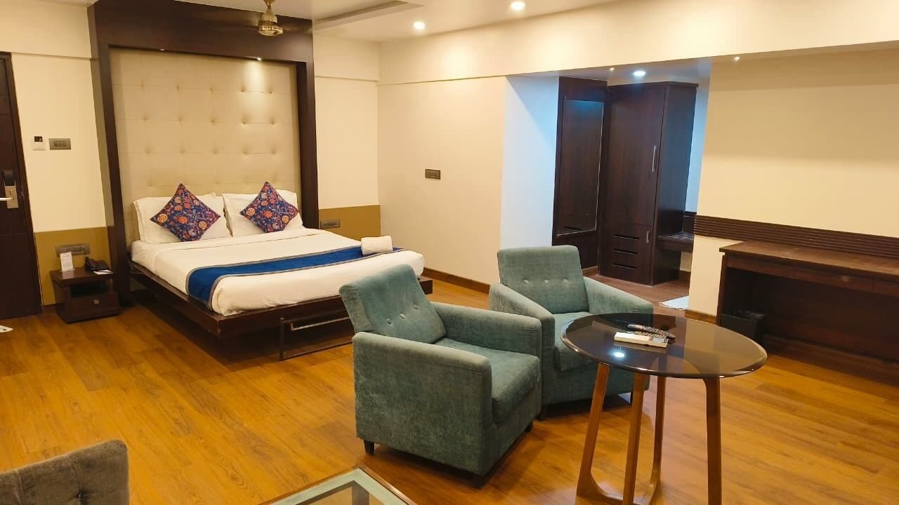 Studio | Tallelokero huoneessa, työpöytä, äänieristys, silitysrauta/-lauta