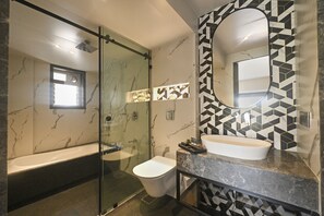 Signatur-studiosuite | Badeværelse | Bruser, brusehoved med spredningseffekt, gratis toiletartikler