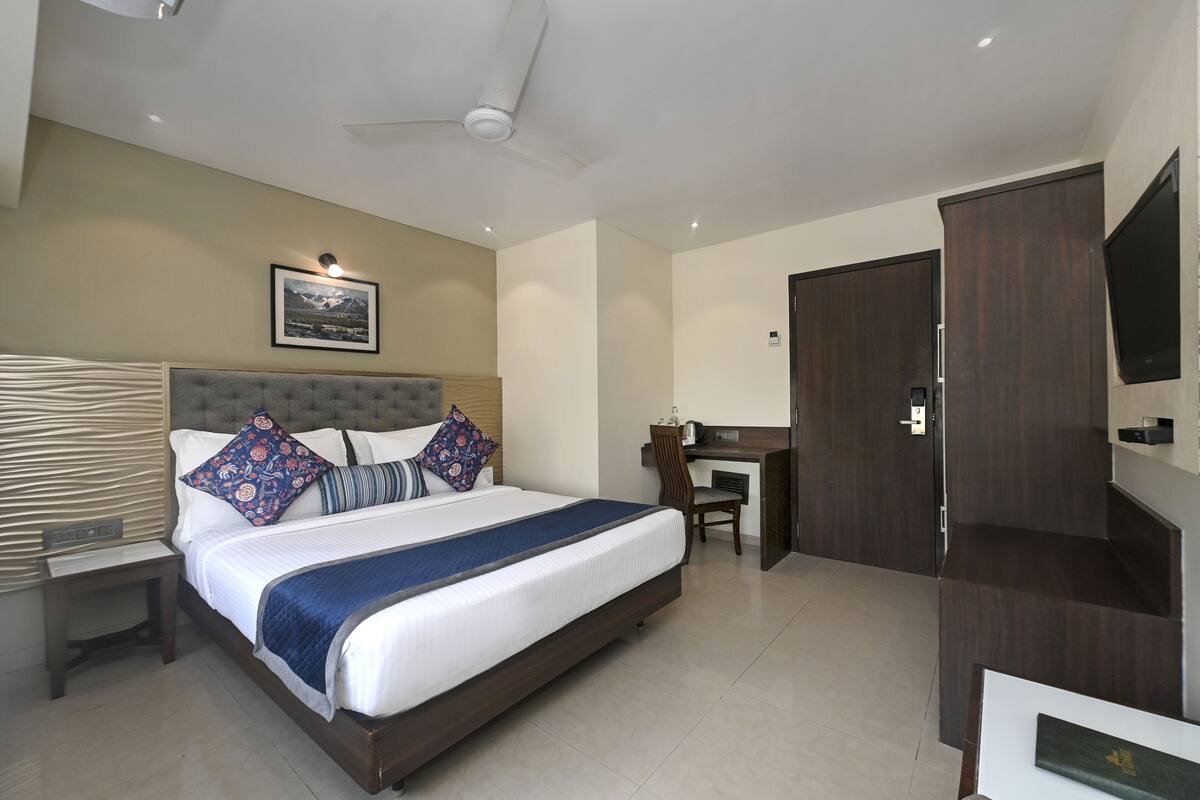 Superior room with Hi - Tea (Master Queen bed is subject to availability) | 客房內保險箱、書桌、隔音、熨斗/熨衣板