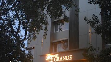 Fachada de la propiedad por la tarde o noche