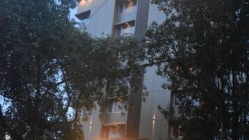 Fachada de la propiedad por la tarde o noche
