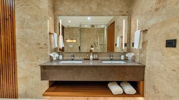 Presidential Suite, 1 Double Bed | Bathroom | Towels