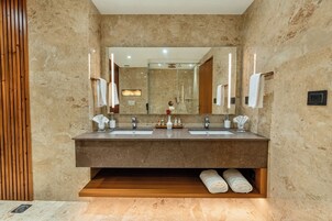 Presidential Suite, 1 Double Bed | Bathroom | Towels