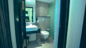 Executive Room, 1 King Bed | Bathroom | Shower, hair dryer, towels