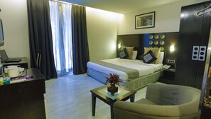 Executive Room, 1 King Bed | Minibar, rollaway beds, free WiFi