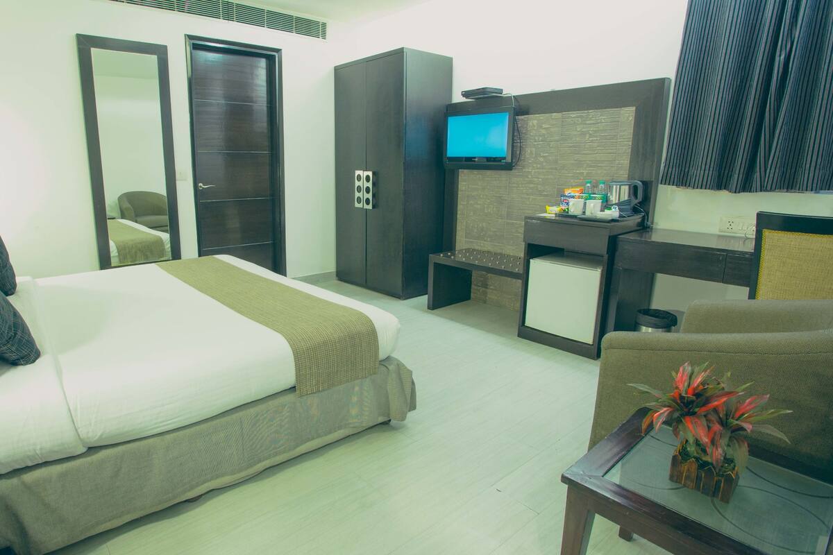 Premium Room, 1 King Bed | Minibar, rollaway beds, free WiFi
