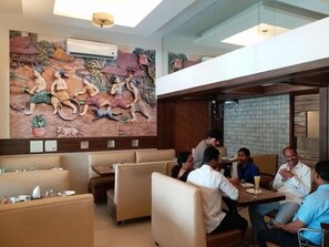 Dining - Hotel Three Star (Navi Mumbai)