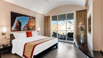 Balcony Room Main Building | Minibar, in-room safe, desk, blackout curtains