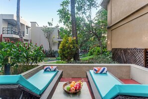 Minibar, in-room safe, desk, blackout curtains - Whispering Palms Beach Resort (Candolim)