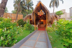 2 restaurants, breakfast served