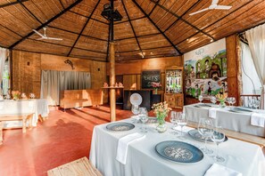 2 restauranter; serverer morgenmad