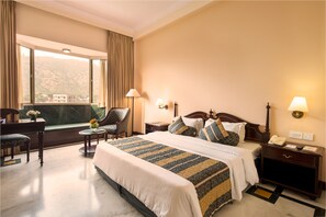 Premium bedding, down duvets, free minibar items, in-room safe - KK Royal Hotel & Convention Centre (Amer)