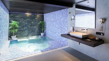 Suite monolocale Grand, idromassaggio | Bagno | Set di cortesia gratuito, asciugacapelli, pantofole, asciugamani