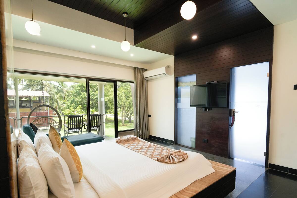 Suite estudio Grand, bañera de hidromasaje | Ropa de cama de alta calidad, minibar, caja fuerte y escritorio