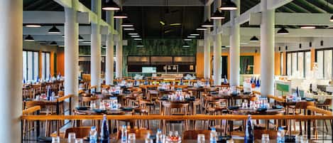 2 restaurants, breakfast, lunch, dinner served; international cuisine