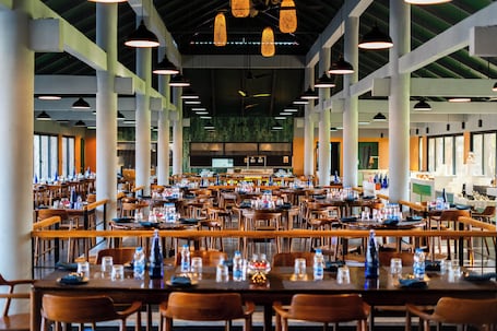 2 restaurantes; se sirve desayuno, almuerzo y cena; cocina internacional