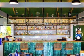 Bar de cocktails, con vista a la playa, abre todos los días