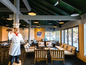 2 restaurantes; se sirve desayuno, almuerzo y cena; cocina internacional