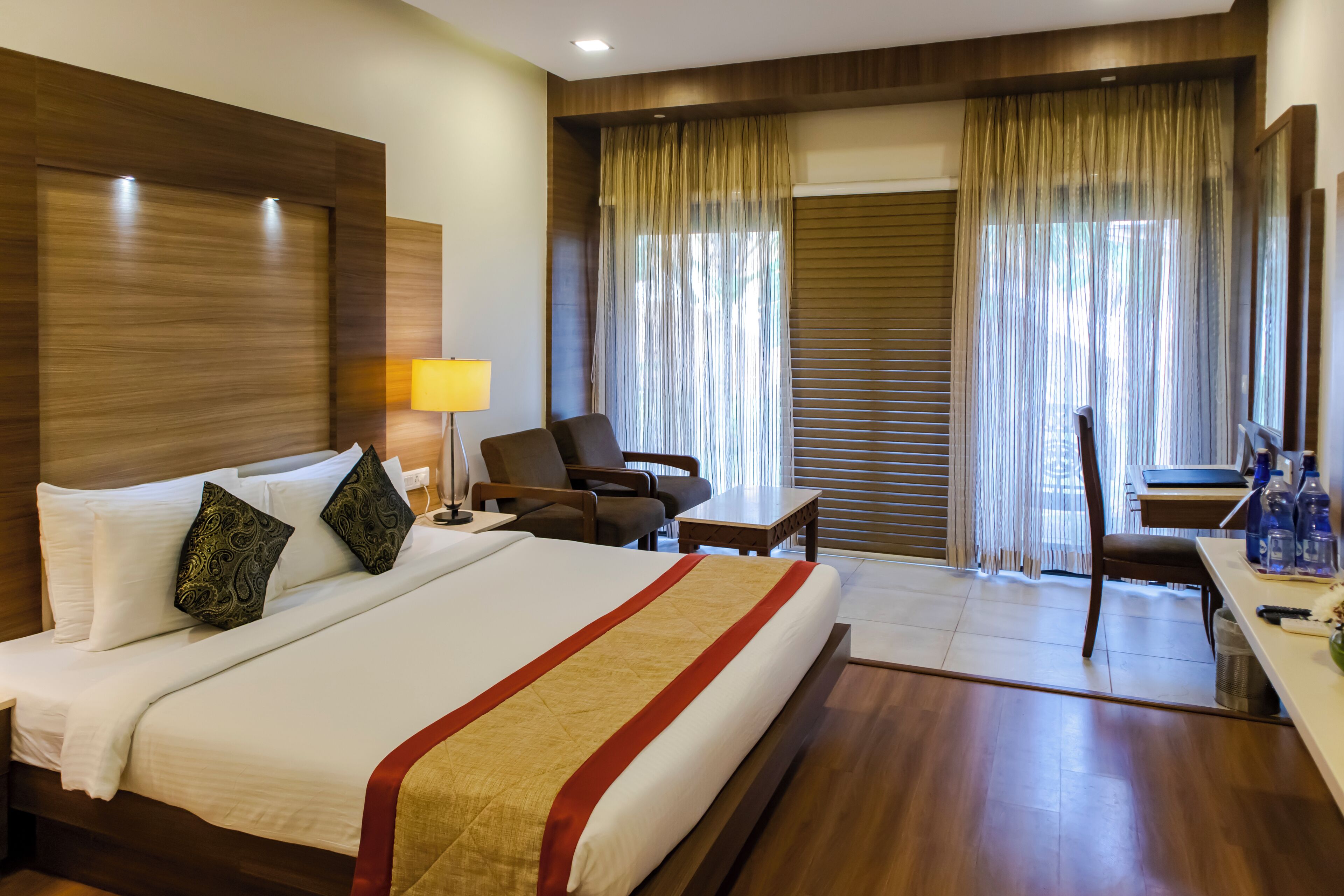 Rom – honeymoon | Sengetøy av topp kvalitet, minibar, safe på rommet og skrivebord