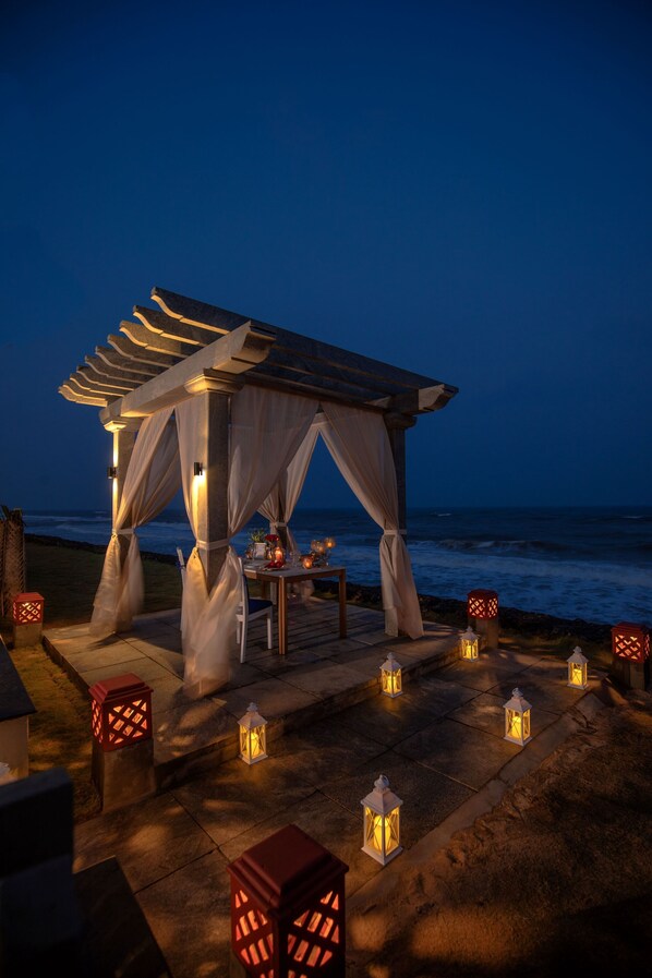 2 restaurants, breakfast, lunch, dinner served; international cuisine 