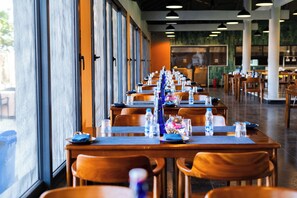 2 restaurantes; se sirve desayuno, almuerzo, cena y brunch