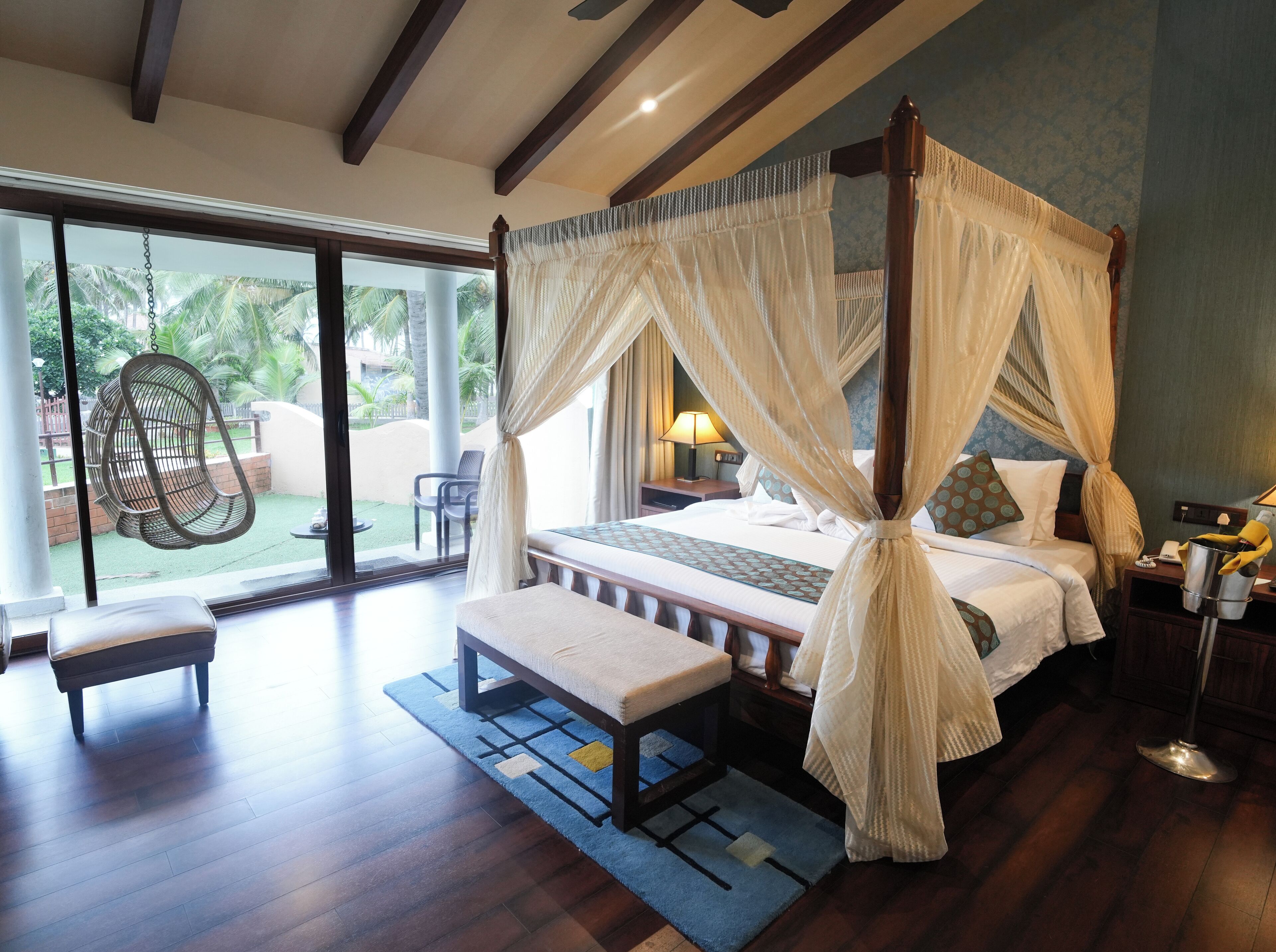 Suite | Sengetøy av topp kvalitet, minibar, safe på rommet og skrivebord