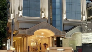 Un hotel con una entrada imponente, grandes ventanales y un letrero que dice 'The Elanza Hotel'.