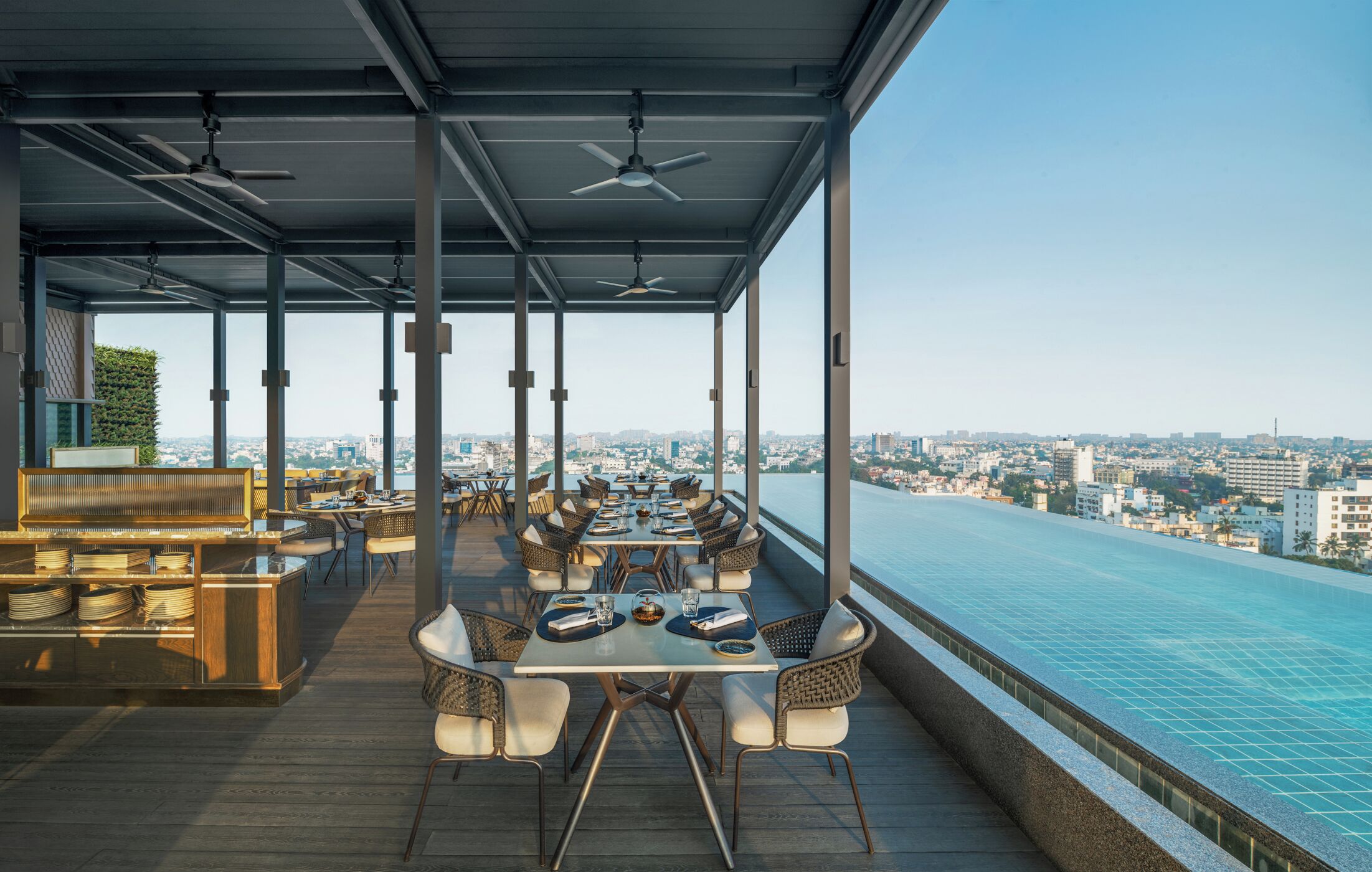 2 restaurants, international cuisine