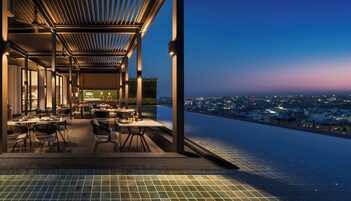 2 restaurants, international cuisine