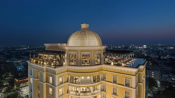 2 restaurants, international cuisine