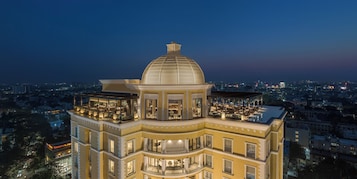 2 restaurants, international cuisine