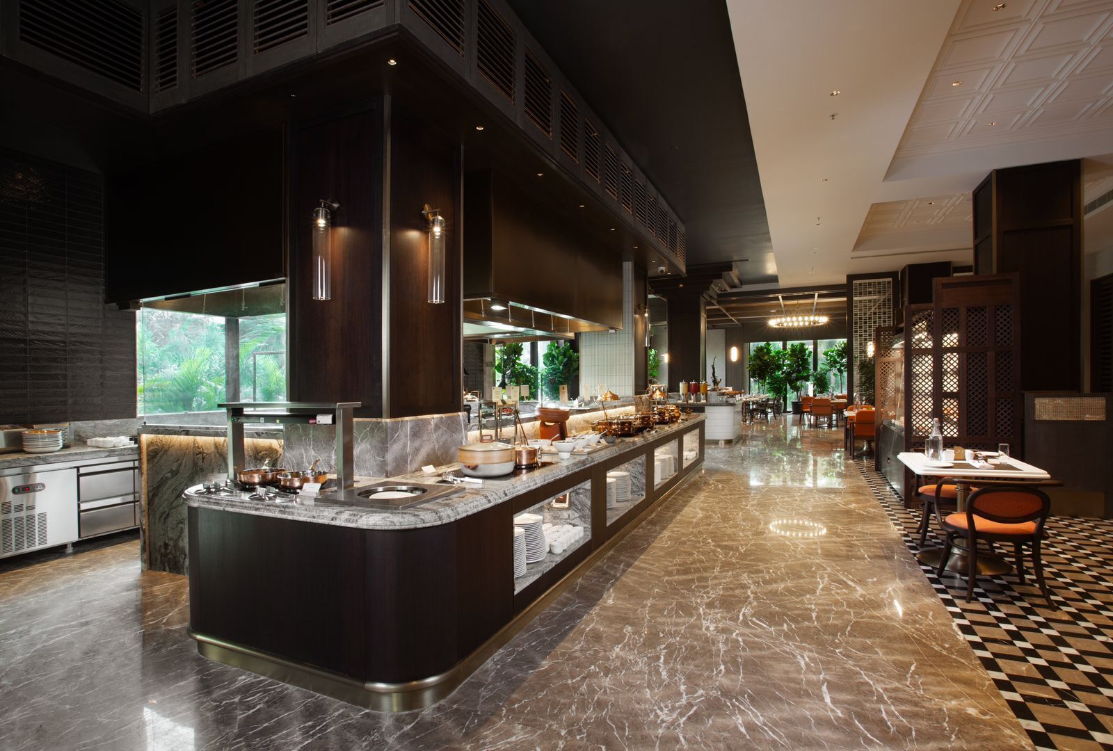 2 restaurants, international cuisine