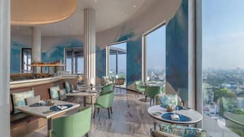 2 restaurants, international cuisine