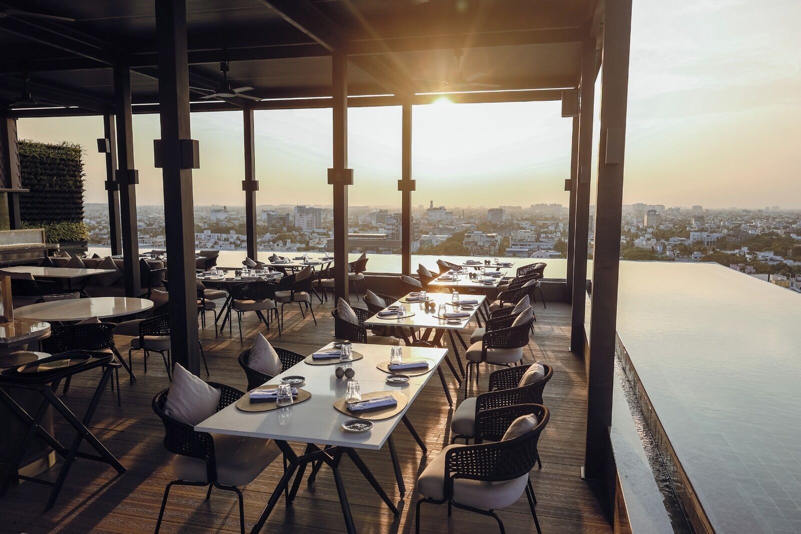 2 restaurants, international cuisine