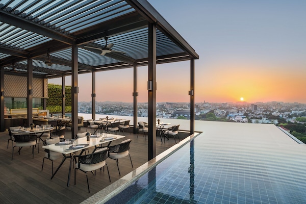 2 restaurants, international cuisine