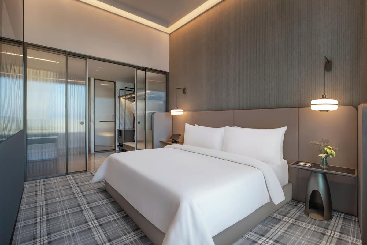 Club 2 Bay Suite | Minibar, in-room safe, iron/ironing board, free WiFi