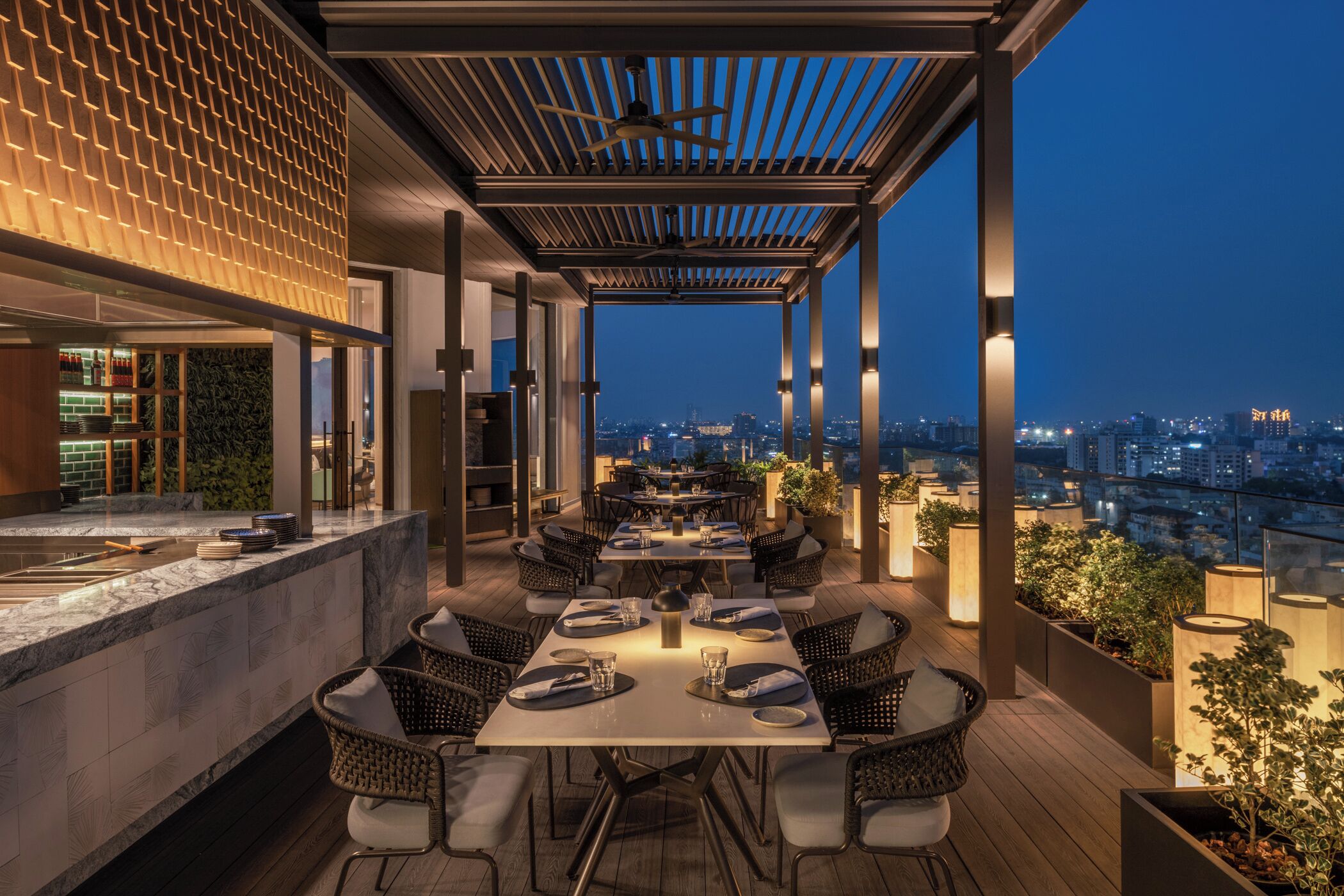 2 restaurants, international cuisine