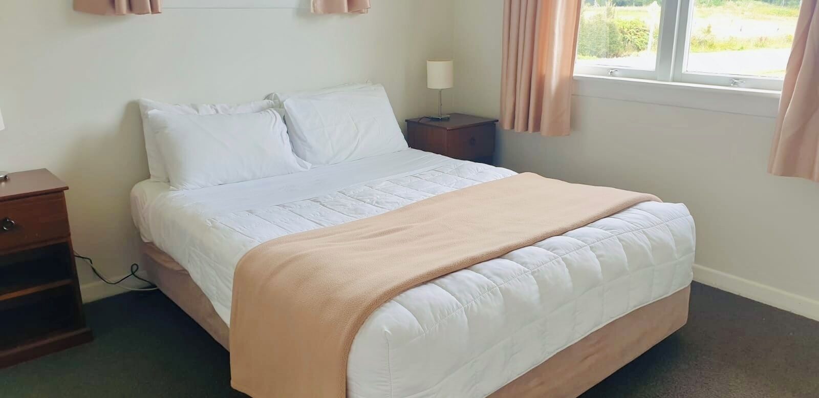 Muebles diferentes, wifi gratis y ropa de cama 